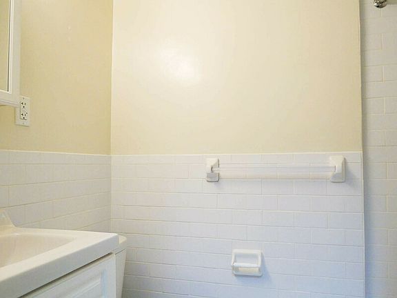 5th image of 306 W 47th St APT 3C