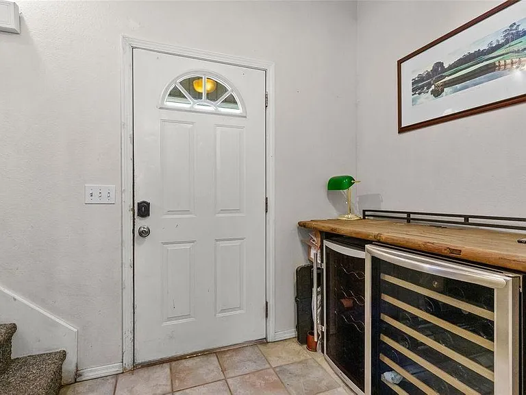 907 W Peachtree Dr — Photo 2