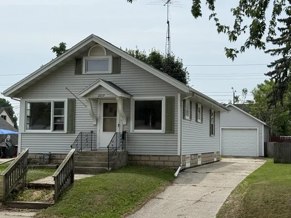 2219 La Follette AVENUE, Manitowoc, WI 54220