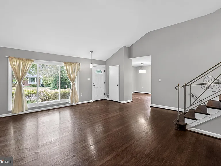 9211 E Parkhill Dr — Photo 2
