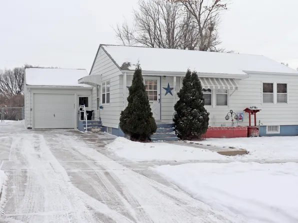 1123 N 15th St, Bismarck, ND 58501