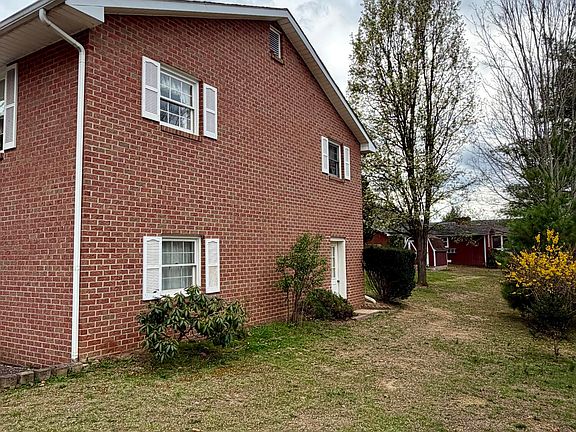 4th image of 221 Sherry May St