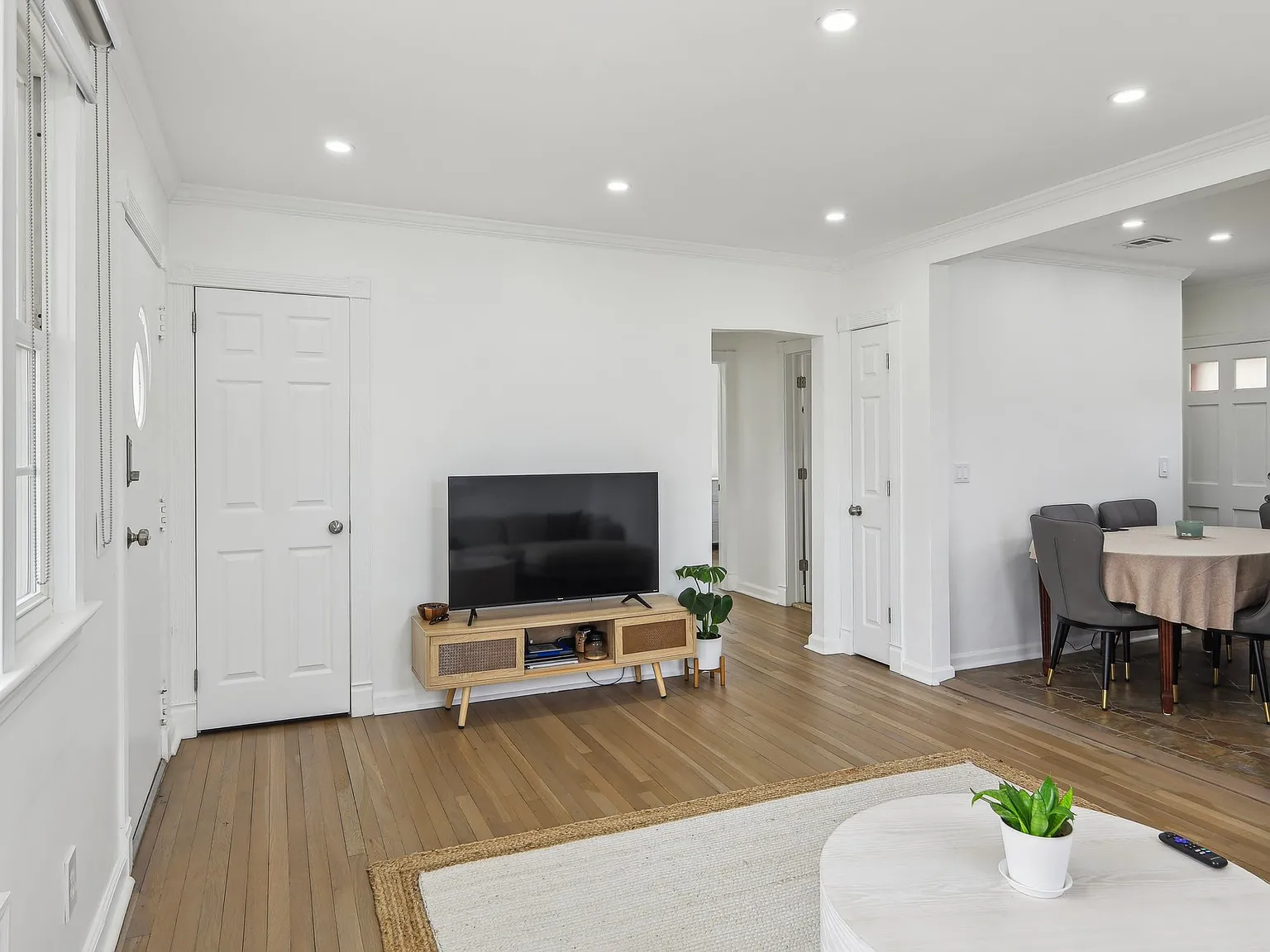 3 bed, 1050 sqft, $2,200 — Photo 3