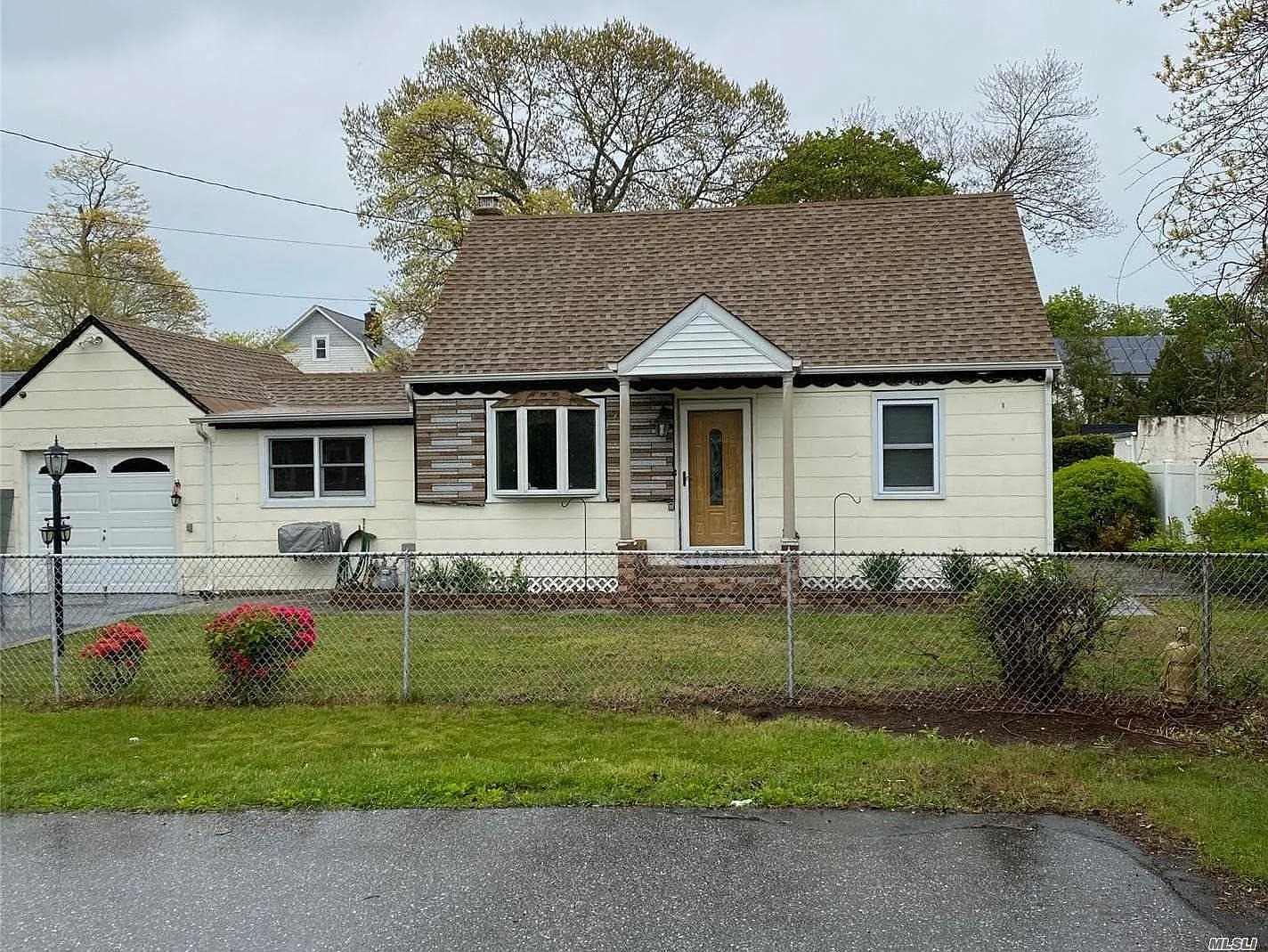 680 Howard Ave photo 1