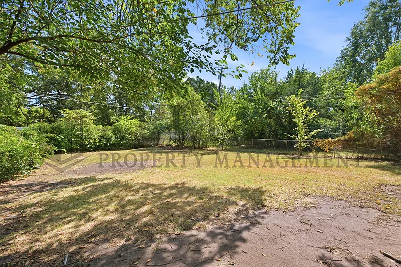3 bed, 1.0 bath, 1060 sqft, $1,045 — Photo 2
