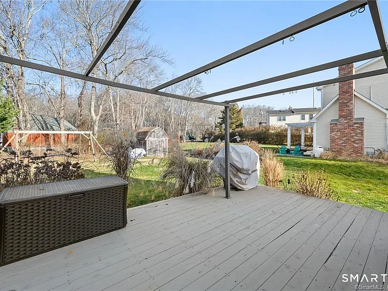121 Shore Rd — Photo 29