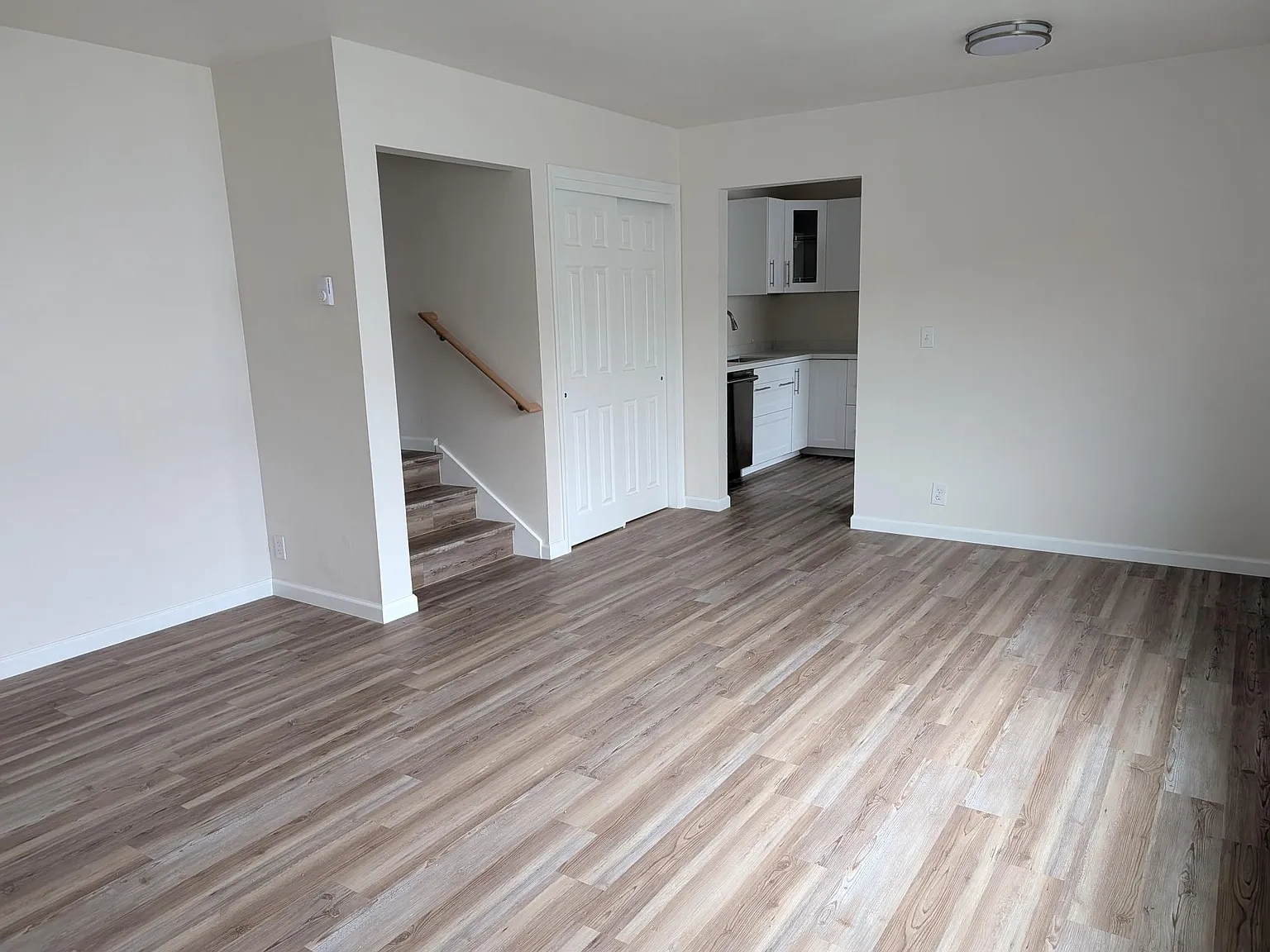 2 bed, 900 sqft, $2,100 — Photo 1
