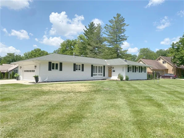 2248 Seneca Dr, Charleston, IL 61920