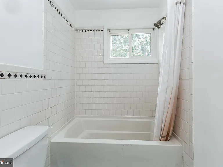 13905 Parkland Dr — Photo 20
