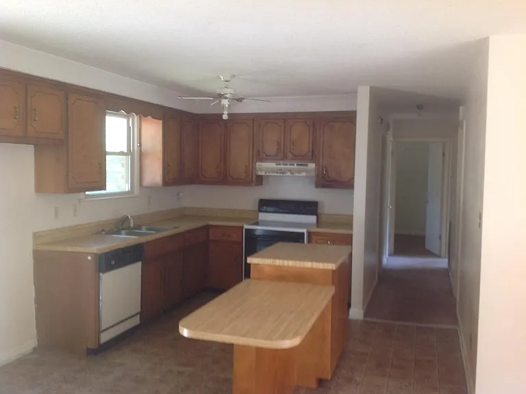 129 Mossland Dr — Photo 2