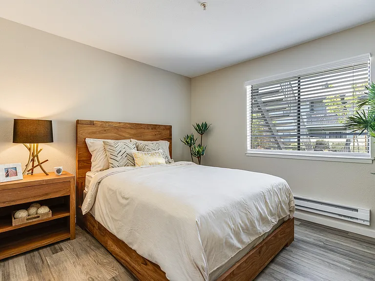 The Dutton Apartments — Photo 22