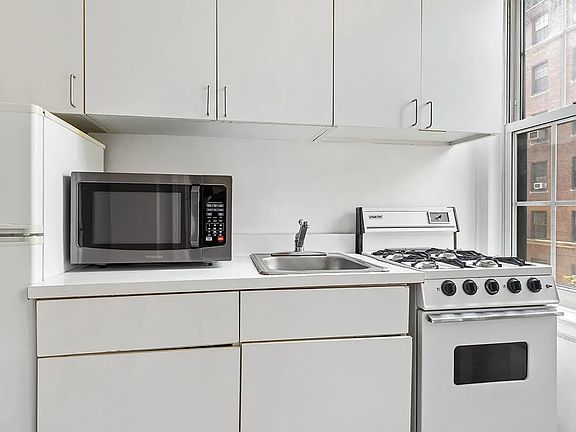 3rd image of 155 Henry St APT 3H