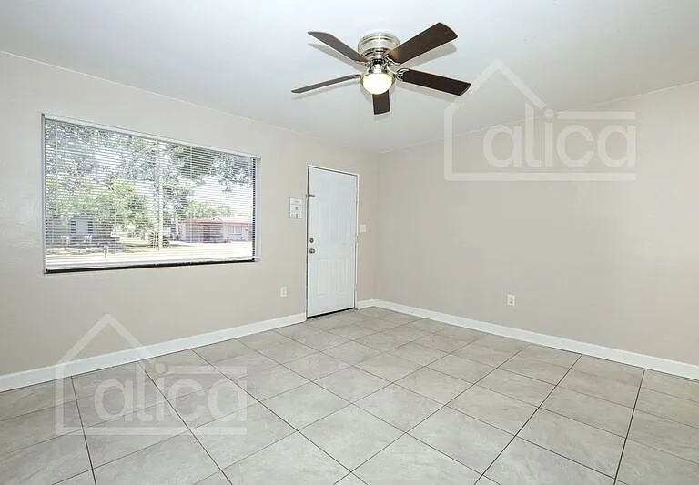 3810 Thompson St — Photo 3