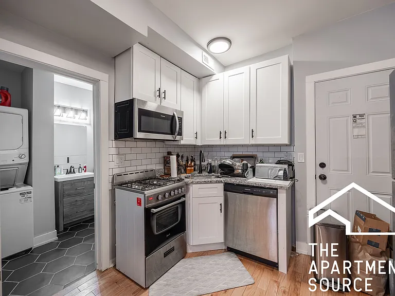 1624 W Beach Ave — Photo 4