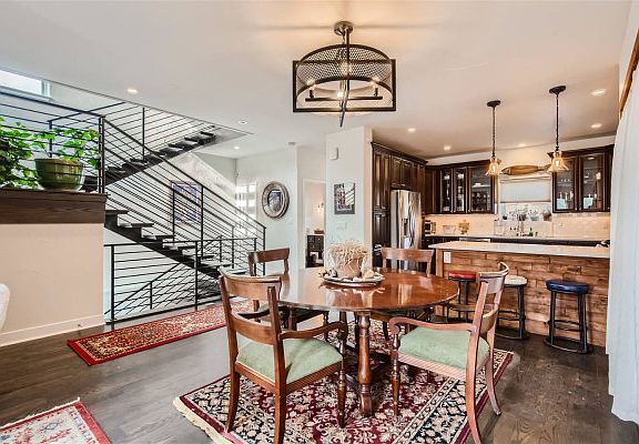 Entrance to the living room and the kitchen