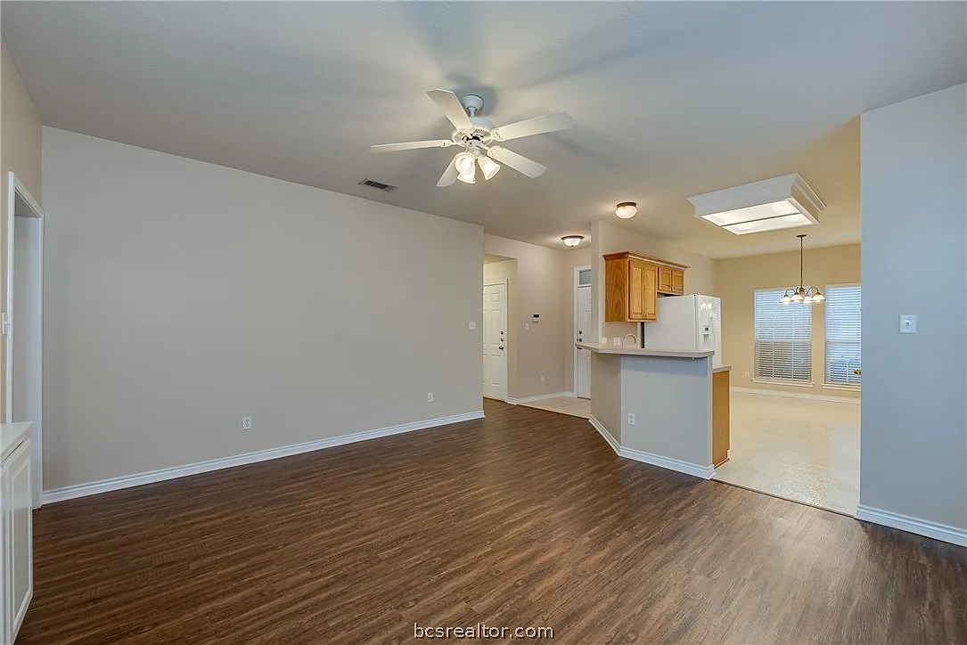 3 bed, 2.0 bath, 1308 sqft, $1,600 — Photo 2