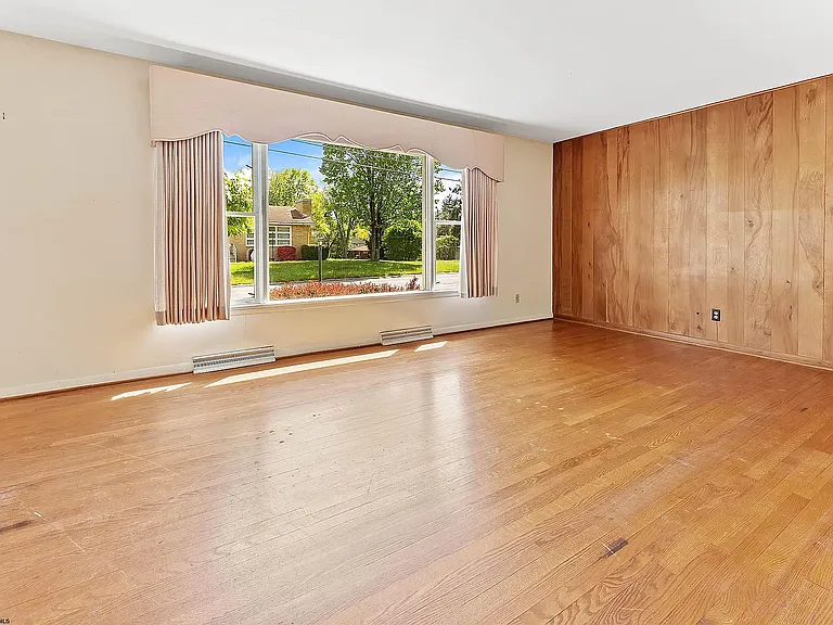 665 Killarney Dr — Photo 17