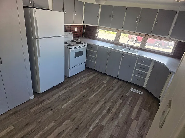 601 S Stewart St — Photo 5