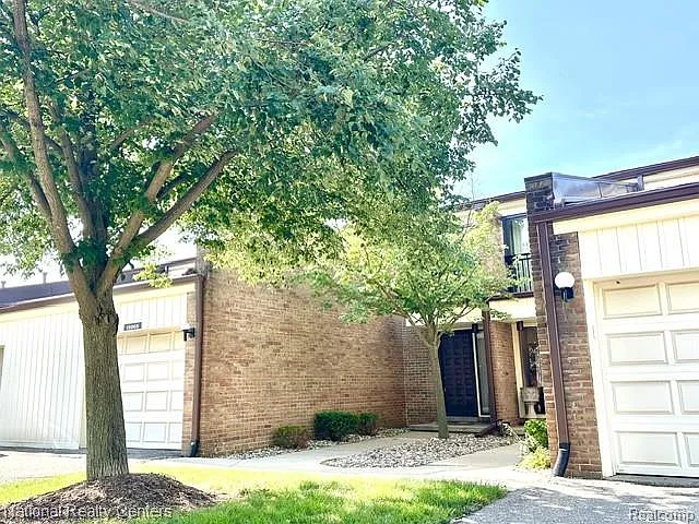 18268 University Park Dr — Photo 2