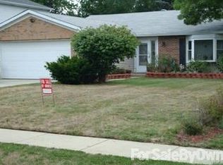 1040 W Maplewood Ln, Bartlett, IL 60103