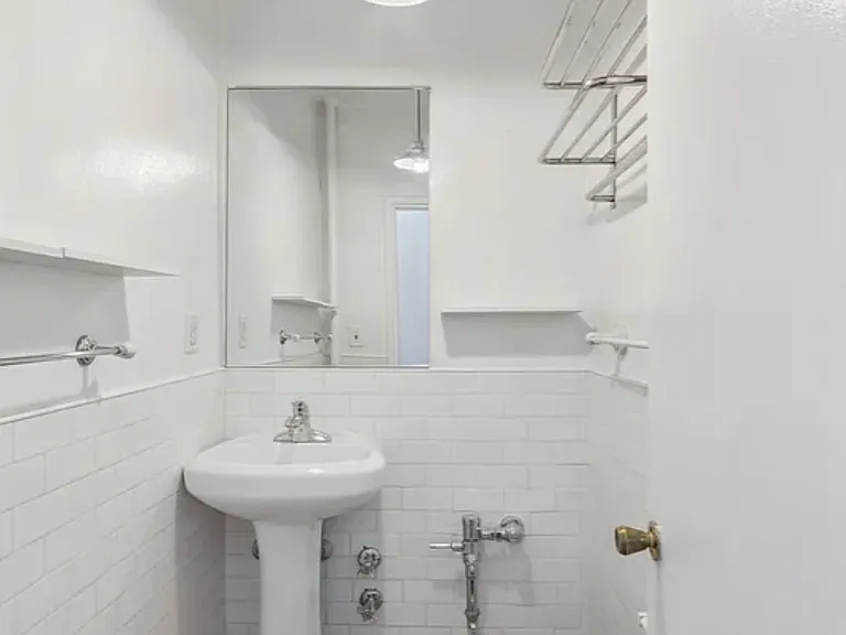 212 E 11th St #4 — Photo 4