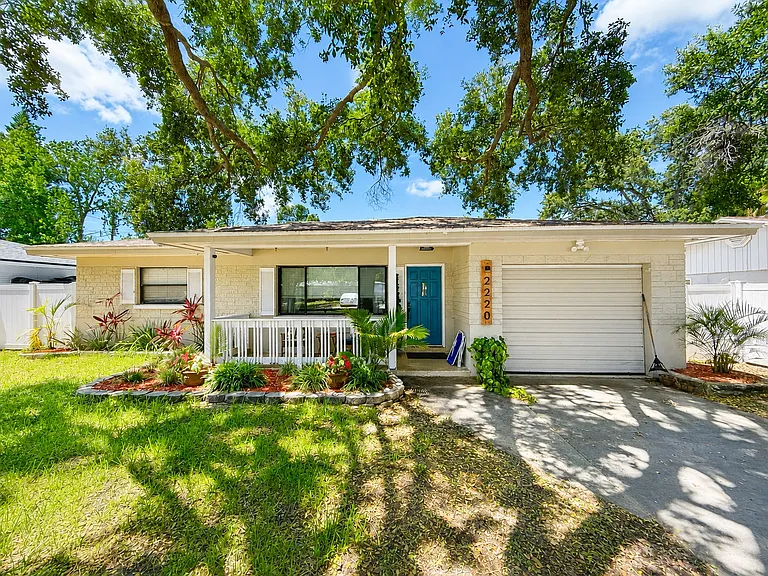 2220 Norman Dr — Photo 1