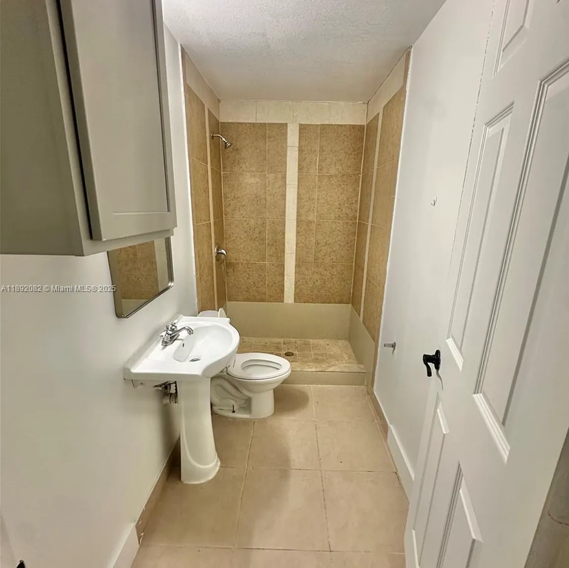 3 bed, 2.0 bath, 1258 sqft, $3,000 — Photo 2