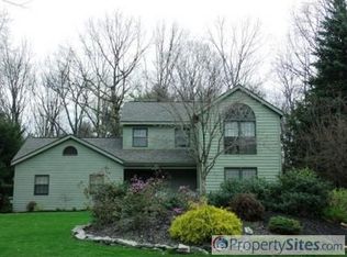 15 Hiawatha Dr, Clifton Park, NY 12065
