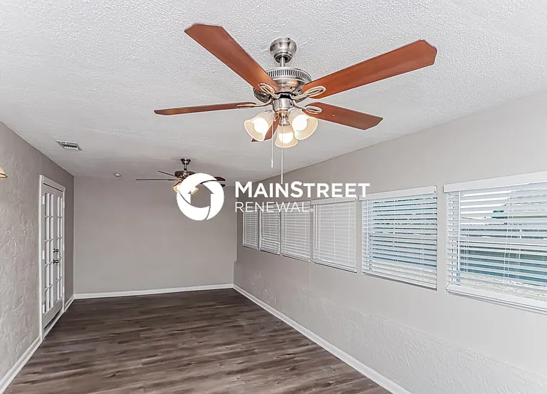 1513 Hendren Dr — Photo 2