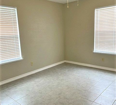 5th image of 553 S 10th St