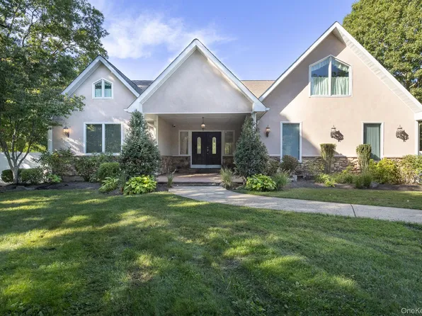 37 W Woodside Avenue, Patchogue, NY 11772