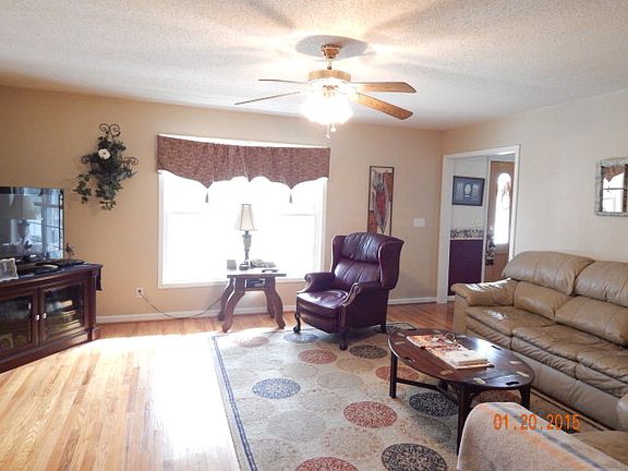 3rd image of 207 Raven Cir