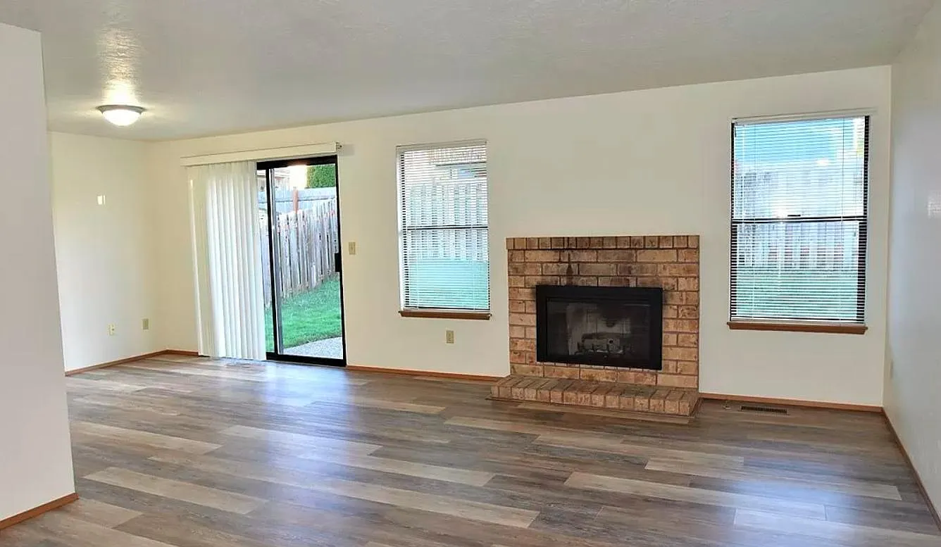 3 bed, 1288 sqft, $2,400 — Photo 2