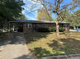 221 Bobbie Dr, Swansea, IL