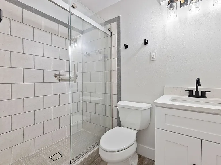 1561 Maravilla Ave — Photo 21