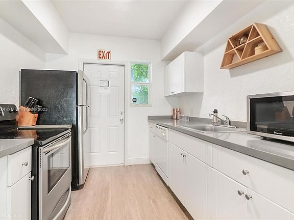 5th image of 1050 E Bay Harbor Dr #4W