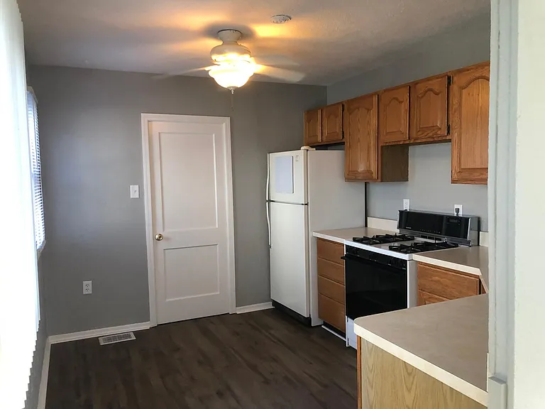 1115 Altgeld St — Photo 6