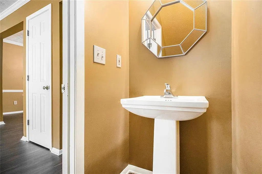 2 bed, 2.5 bath, 1160 sqft, $1,600 — Photo 4