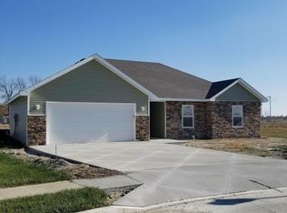 922 Kelli Ct, Centralia, MO 65240