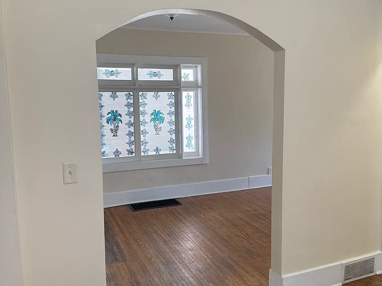 33 Holland Ave — Photo 4