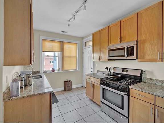 5th image of 654 W Wellington Ave #3