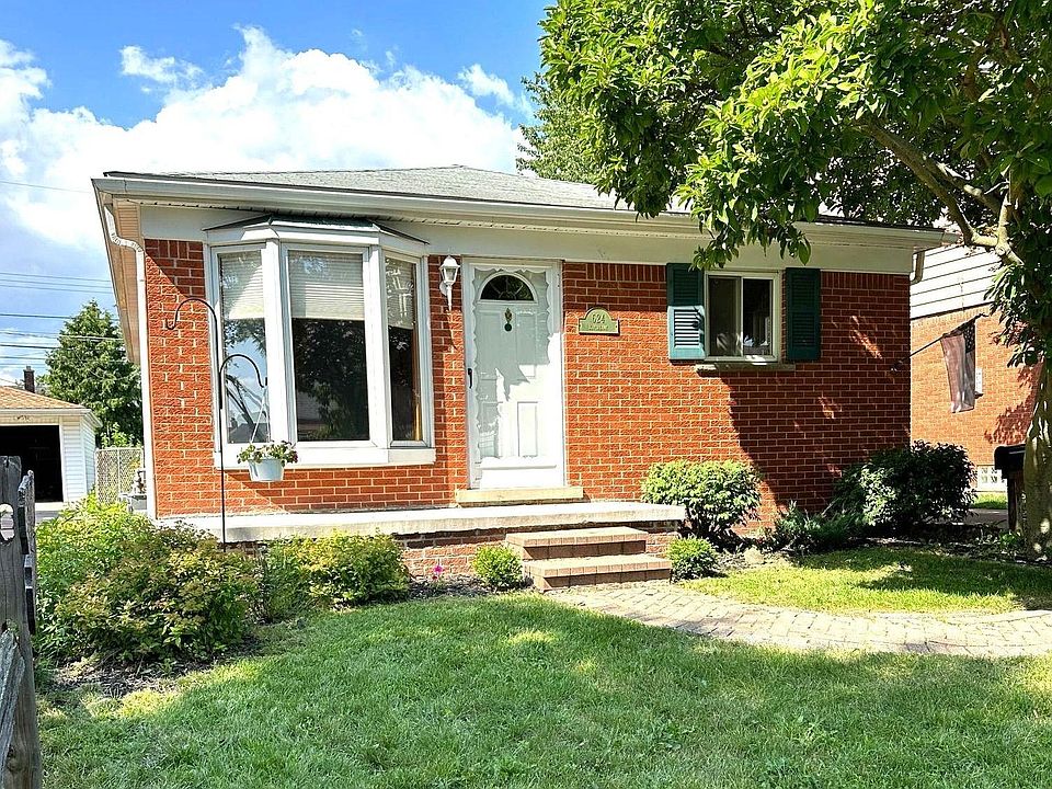1st image of 624 Riverbank St