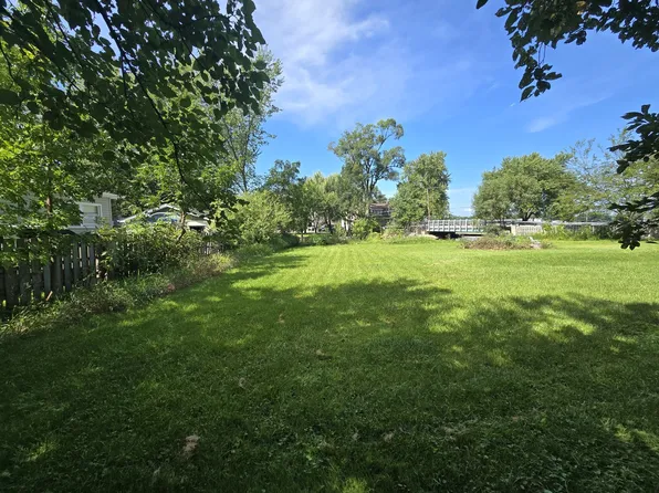 26432 N Willow Ave, Mundelein, IL 60060