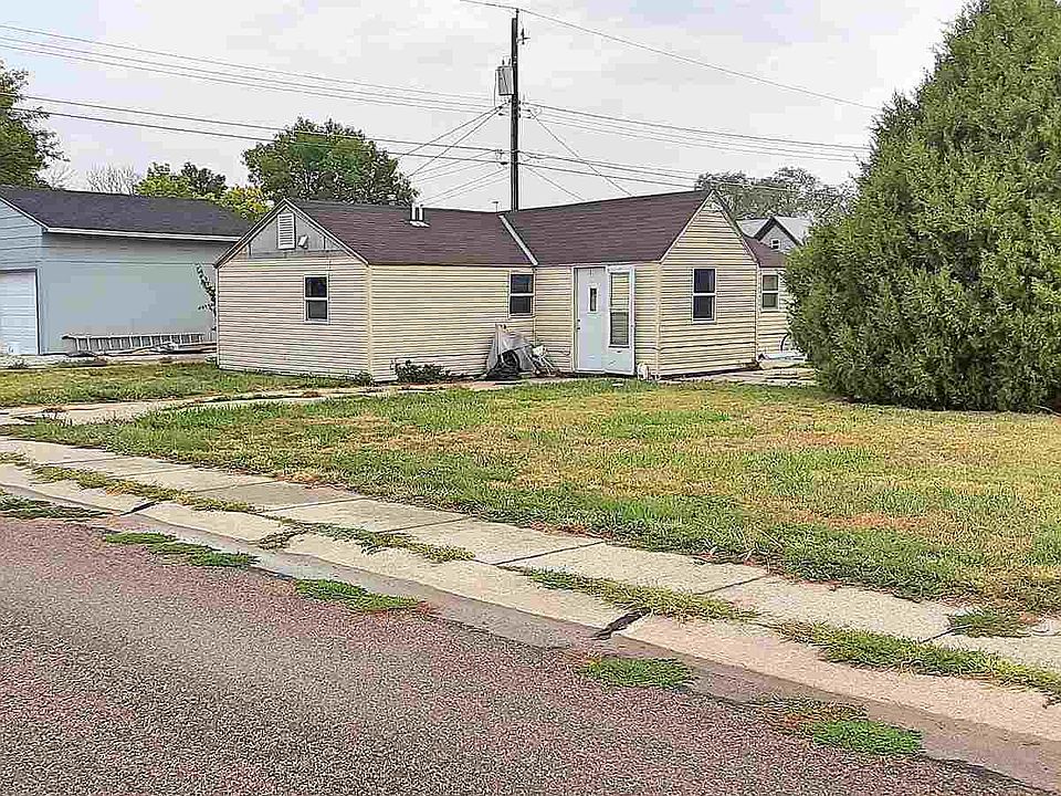 1st image of 821 W 9th St