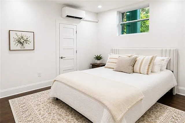 1 bed, 1.0 bath, 330 sqft, $1,099 — Photo 2