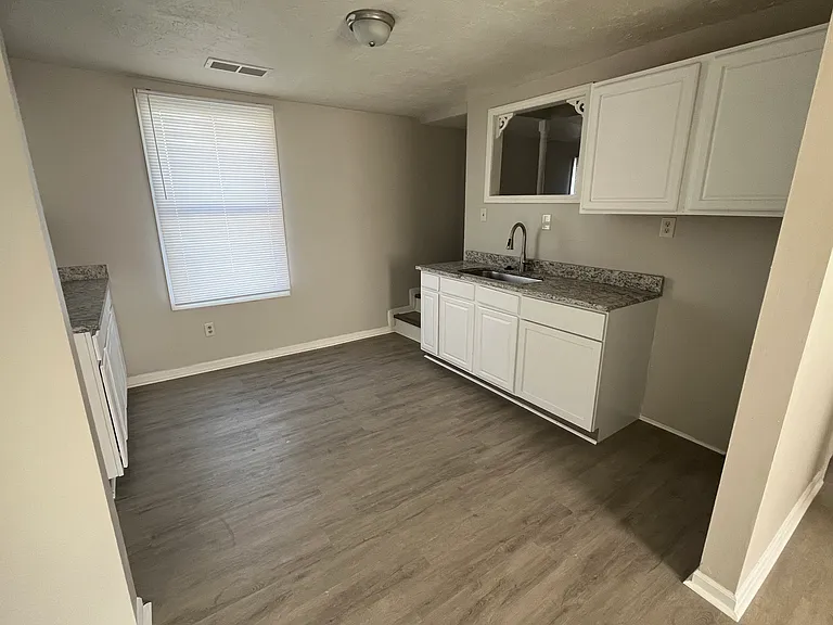 220 E Birch St — Photo 2