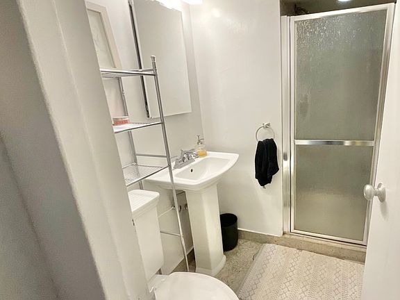 3rd image of 405 W Oakdale Ave #333