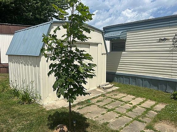 3rd image of 626 Barefoot Ln