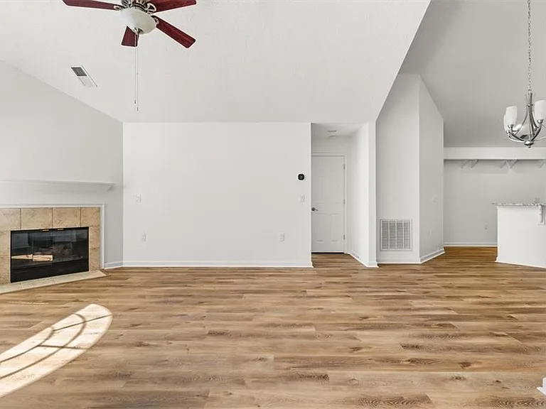 1305 Village Ln — Photo 5