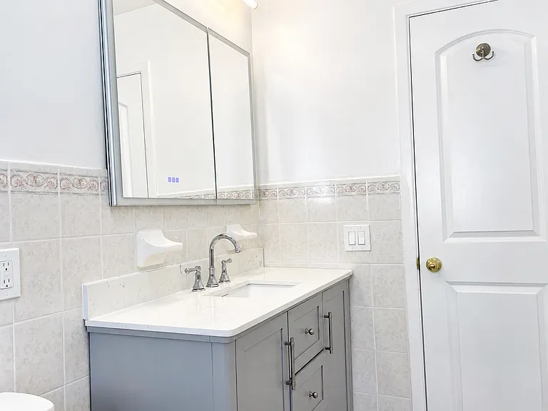 136 Bennett Ave #T — Photo 21